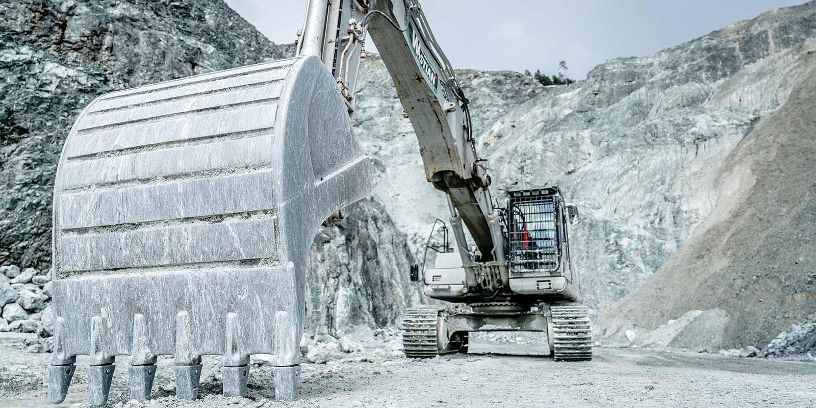 Bagger in einem Steinbruch